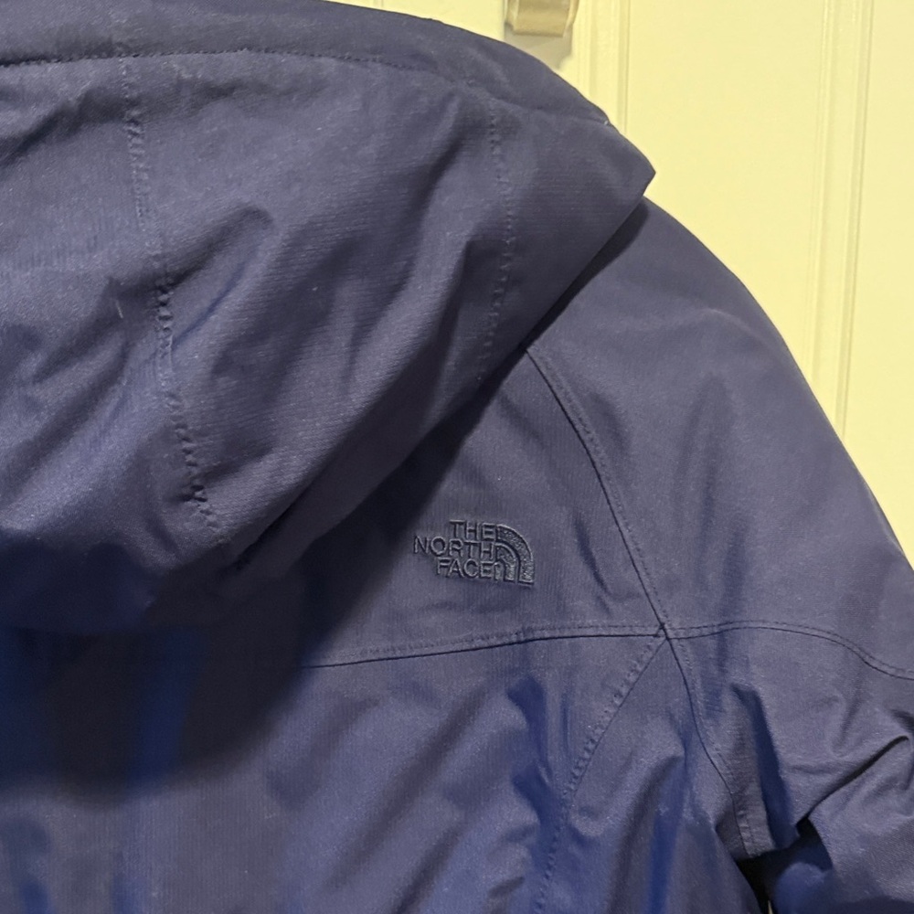 The North Face women’s navy M down puffer coat. EUC. - Picture 12 of 14